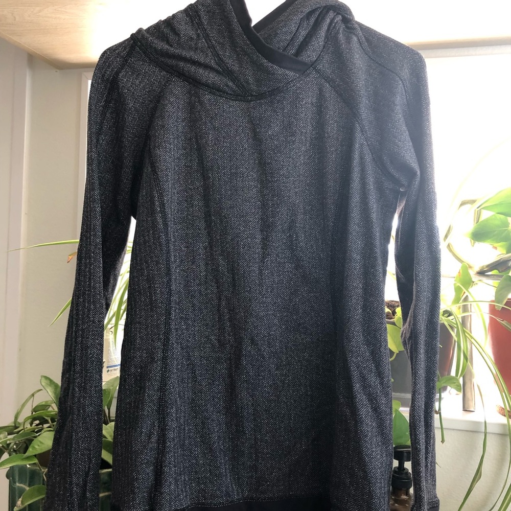 Gray Lululemon hoodie with zipper pockets in excellent condition. Pockets